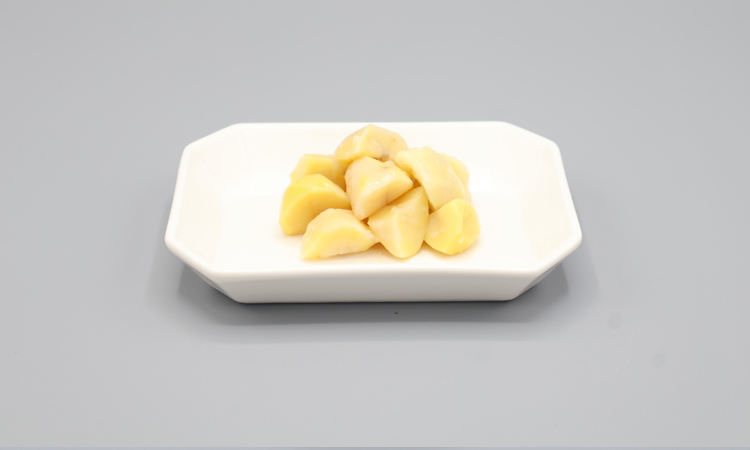 「国産ムキ栗1/4カット（無添加）レトルト」日本の秋の味覚を手軽に、安心して給食に。01